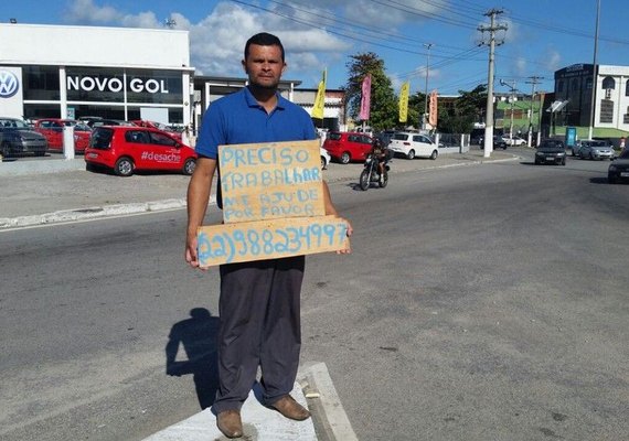 Homem consegue emprego após segurar pedido por três dias em rotatória