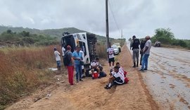 Micro-ônibus com 14 jogadores de futebol tomba em São José da Tapera