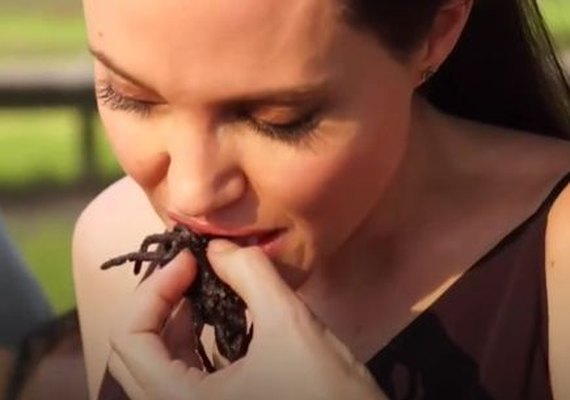 Angelina Jolie cozinha escorpiões e aranha, come e serve aos filhos