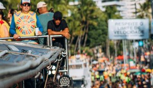 Bloco Caveira arrasta foliões e dá início às prévias de Carnaval