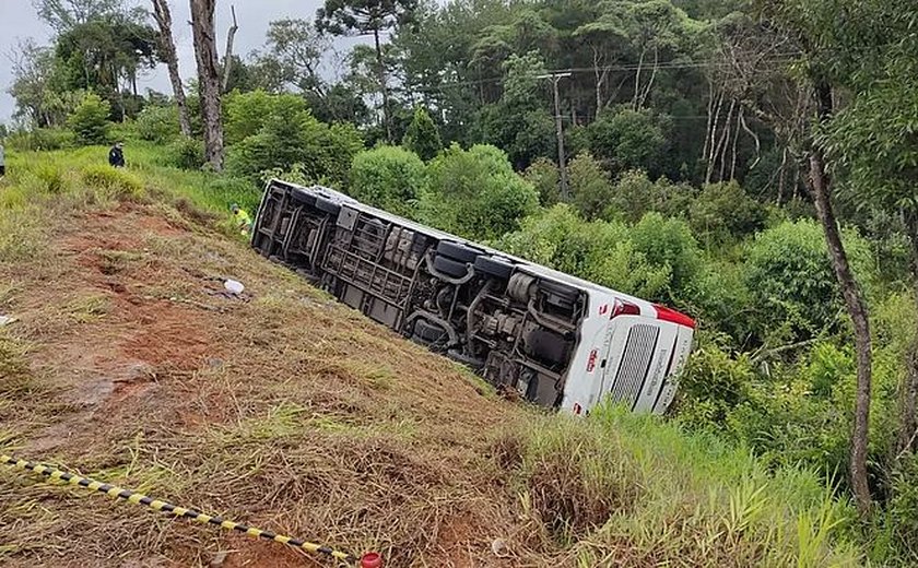 Sete pessoas morrem e outras 22 ficam feridas em tombamento de ônibus no Paraná