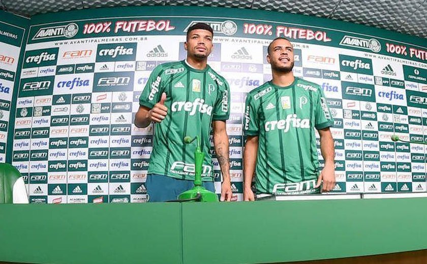 Lateral direito Mayke e zagueiro Juninho são apresentados no Palmeiras