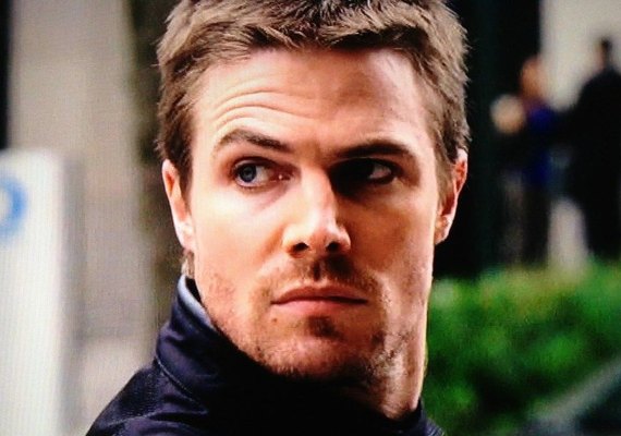 Ator de 'Arrow' se revolta após internautas criticarem sua 'barriguinha' após férias