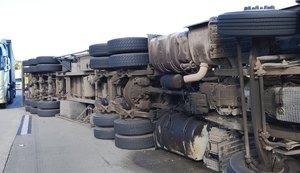 Tombamento de carreta deixa motorista morto na BR-101 em Novo Lino