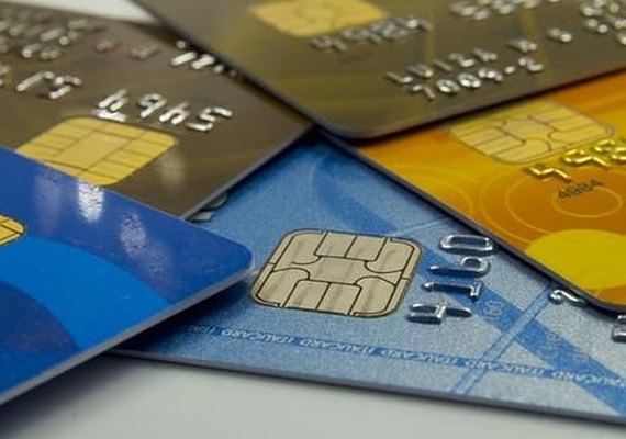 Taxa de juros do cartão de crédito cai ao menor nível desde 2015, diz Anefac
