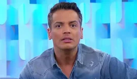 Leo Dias recebe ao vivo notificação extrajudicial de Virginia