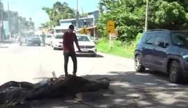 Parentes de homem condenado por supostamente estuprar a própria filha protestam contra prisão dele