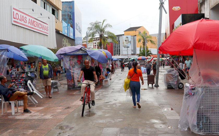 Comerciantes do Centro cobram uma solução para os camelôs