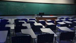 Aumento de casos de covid-19 deve inviabilizar retomada de aulas presenciais