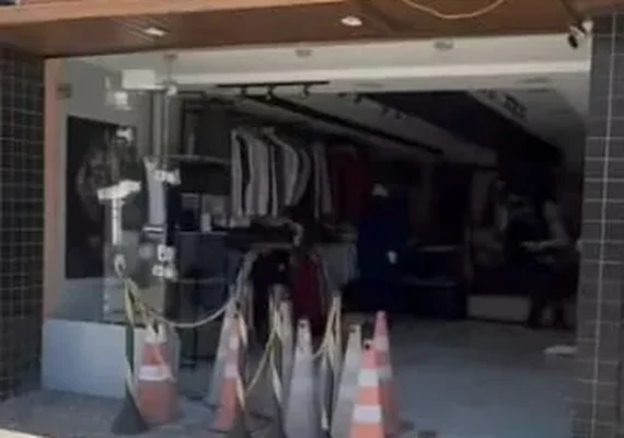 Carro invade loja e causa destruição durante a madrugada em Mangabeiras, em Maceió
