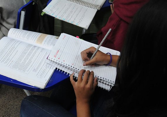 Em 2022, analfabetismo recua em AL, mas continua mais alto entre idosos, pretos e pardos