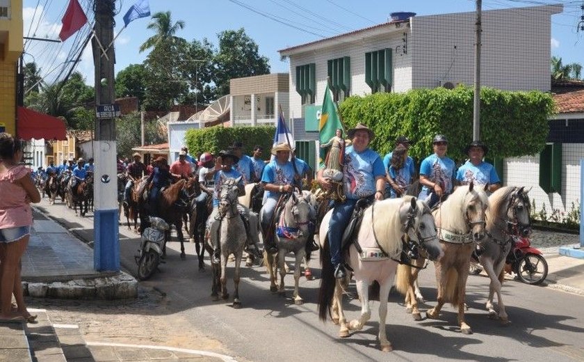 Cavalgada em Porto de Pedras marca abertura da festa de N.S. da Glória