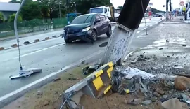 Motorista embriagado derruba poste na Via Expressa e causa congestionamento e falta de energia