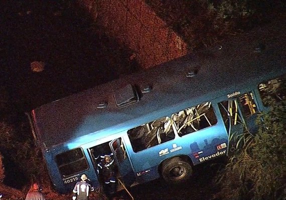Ônibus cai em córrego em Belo Horizonte e cinco pessoas morrem