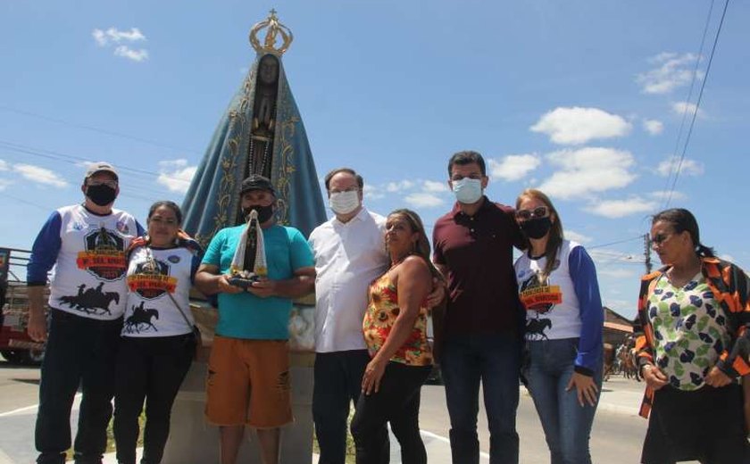 Arapiraca: moradores de residencial ganham praça e estátua com dois metros de altura