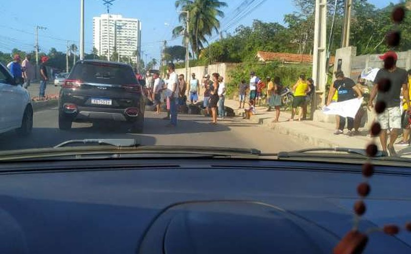 Moradores de Guaxuma protestam contra desmatamento na região