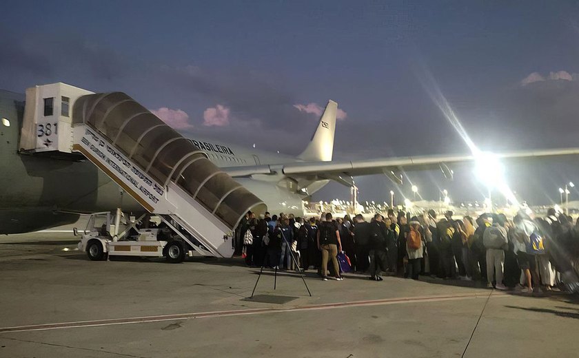 Mais um avião com brasileiros repatriados de Israel chega ao Brasil