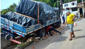 Caminhão perde força em ladeira e atinge casas em Guaxuma