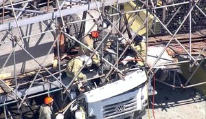 Passarela cai na Avenida Brasil e deixa um morto; via está fechada