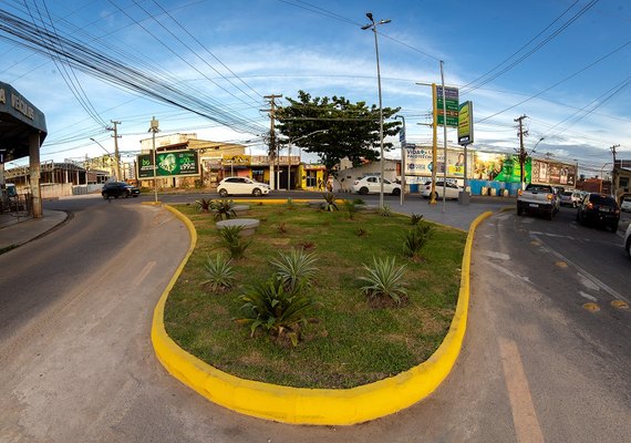 Bifurcação na Ladeira do Óleo ganha jardim, bancos e espaço para pedestres