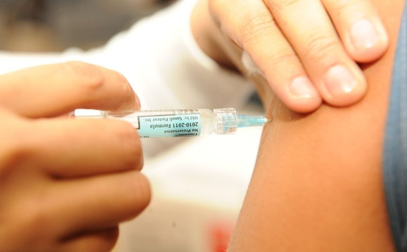 Profissionais das creches de Arapiraca recebem a primeira dose da vacina contra Covid-19