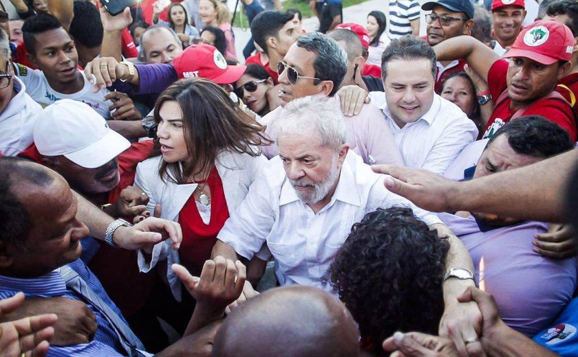 Ex-presidente Lula chega a Alagoas e discursa para multidão em Penedo