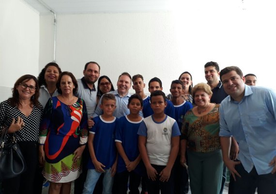 Alunos das Olimpíadas do Raciocínio são homenageados em reinauguração