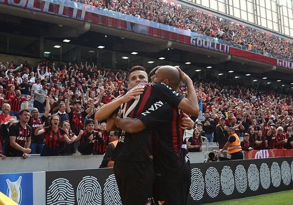 Atlético-PR faz primeiro tempo perfeito e vence o Flamengo na Arena da Baixada