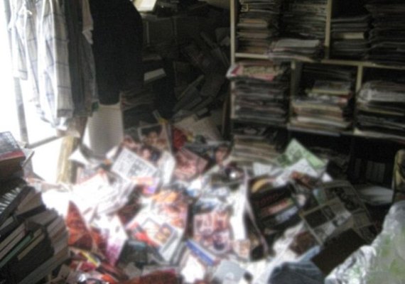 Homem morre após 6 toneladas de revistas pornôs caírem em cima dele
