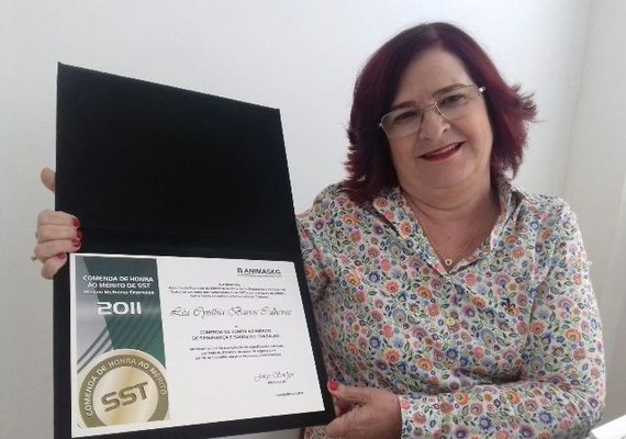 Enfermeira recebe comenda em AL por serviços prestados à saúde do trabalhador