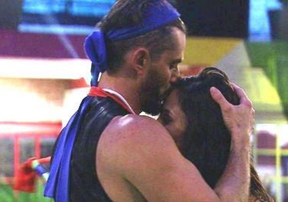 'BBB17': Marcos troca carinhos e beija pé de Emilly em festa pós-paredão.'Linda'