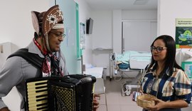 Sanfoneiro emociona pacientes em clima junino em Maceió
