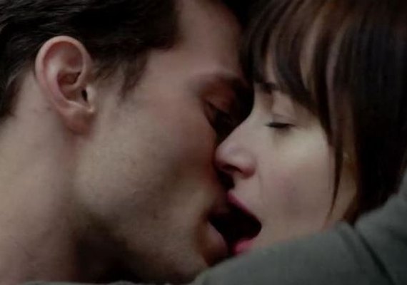 Dakota Johnson teve de beber para rodar cenas quentes de novo '50 Tons'