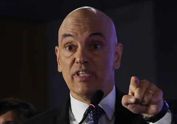 Moraes rejeita pedido de prisão domiciliar humanitária a Bolsonaro