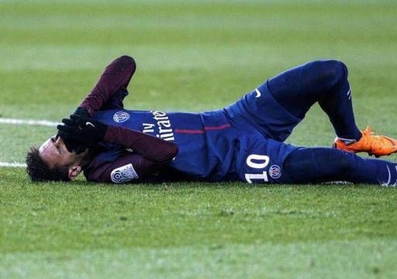 PSG confirma cirurgia de Neymar no fim de semana no Brasil