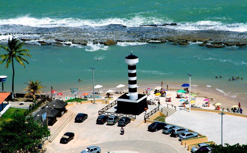 Paradisíaca praia de Pontal do Coruripe tem o farol como seu símbolo