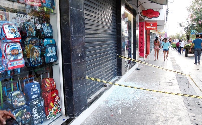 Lojista do Centro de Maceió denuncia que vitrine foi apedrejada por ambulantes