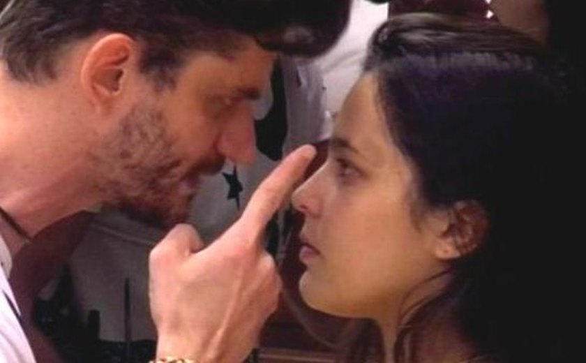 'BBB17': Marcos grita com Emilly e põe dedo na cara de sister durante briga