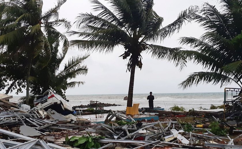 Após tsunami, Indonésia tem hospitais e necrotérios lotados