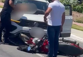 Mulher fica ferida após colisão entre moto e carro na Marginal do Riacho Piauí