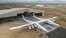 Maior avião já construído pelo homem sai de hangar nos Estados Unidos