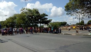 Parentes de reeducantos bloqueiam pista em protesto contra a suspensão de visitas
