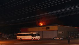 Incêndio de grandes proporções atinge loja de pneus na Via Expressa durante a madrugada