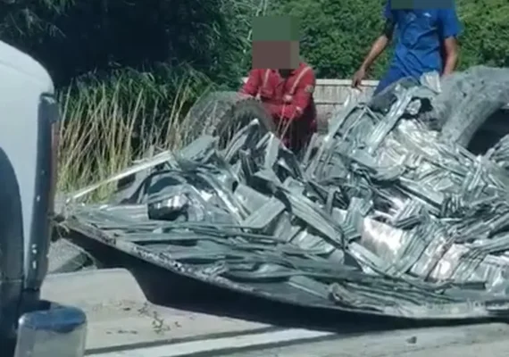 Carreta tomba e carga de pneus é 100% saqueada na BR-101, em Pilar