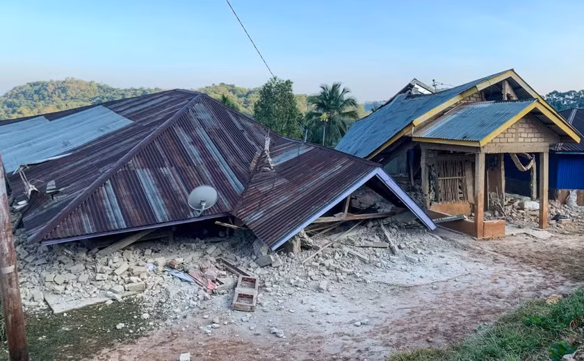 Terremoto de magnitude 7,7 atinge a costa da Indonésia, causa estragos e deixa ao menos 47 mortos