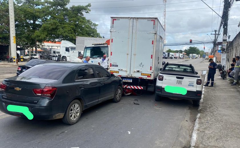 Colisão entre moto e caminhão deixa adolescente de 13 anos ferida em Maceió