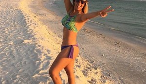 Carla Perez mostra boa forma em foto de biquíni