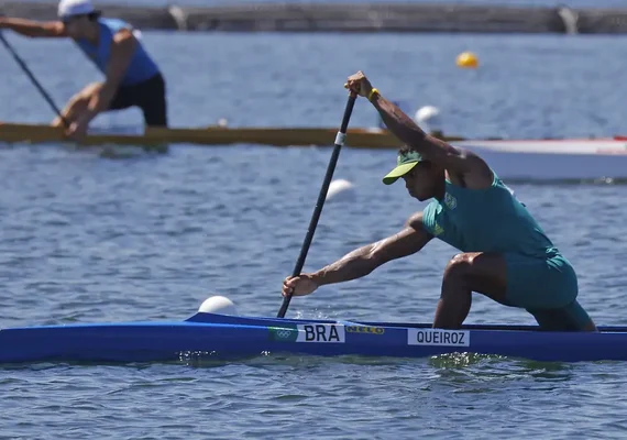 Isaquias Queiroz avança direto à semifinal da canoa individual