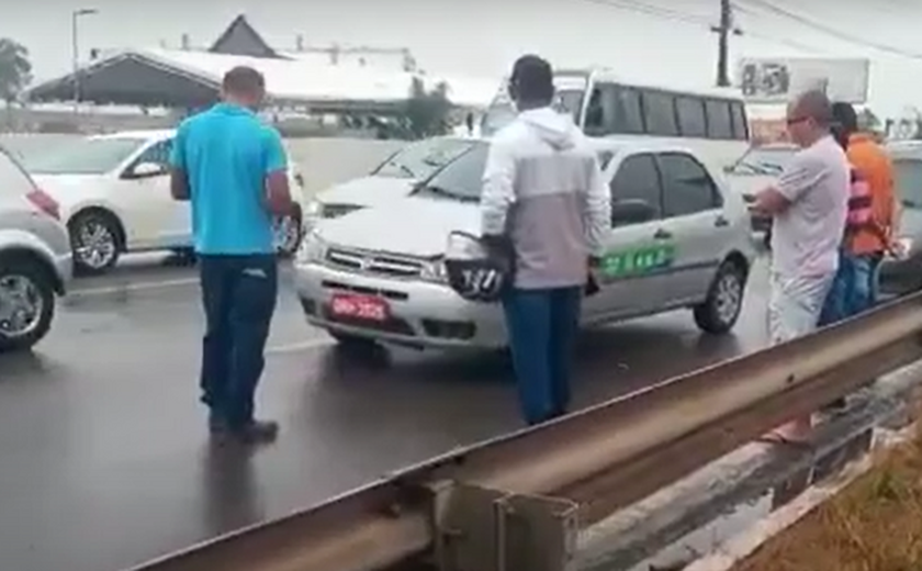 Engavetamento envolvendo três veículos deixa trânsito congestionado em rua de Arapiraca