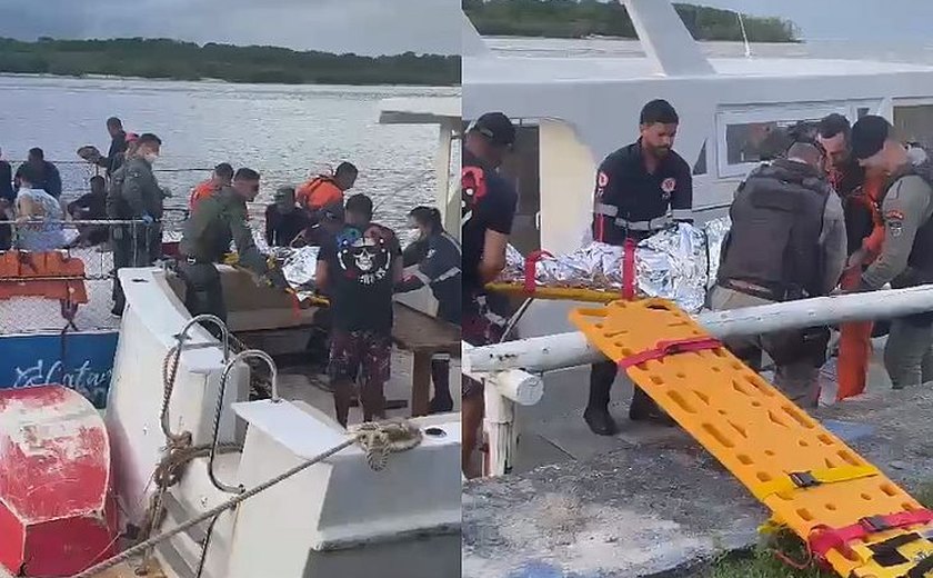 Dez pessoas são resgatadas de jangada virada no mar da Barra de Santo Antônio